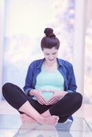 mujeres embarazadas sentadas en el suelo foto