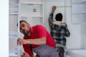 trabajadores instalando una nueva cocina foto