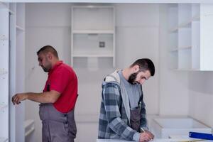 trabajadores instalando una nueva cocina foto