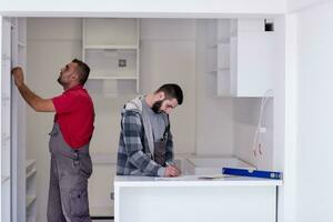 trabajadores instalando una nueva cocina foto