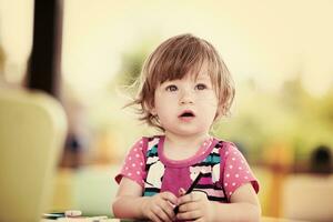 niña dibujando imágenes coloridas foto