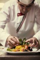 chef sirviendo ensalada de verduras foto