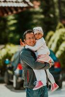 familia hora en el parque. padre tener divertido con su hija en el parque, jugando divertido juegos y gasto hora juntos foto