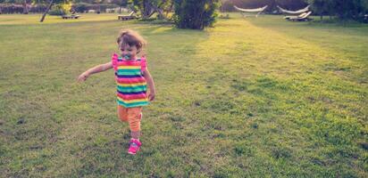 niña pasando tiempo en el patio trasero foto