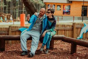 un romántico Pareja gasto hora en el parque. un Pareja tomando foto en un hermosa soleado día mientras teniendo un fin de semana apagado