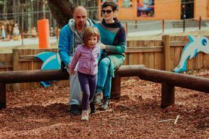 familia divertido en el parque. contento familia gasto hora en parque y jugando con su hija foto