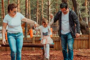 familia divertido en el parque. contento familia gasto hora en parque y jugando con su hija foto