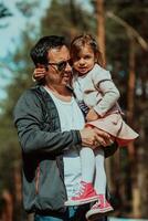 familia hora en el parque. padre tener divertido con su hija en el parque, jugando divertido juegos y gasto hora juntos foto