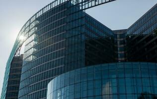 edificio de oficinas de cristal en Bruselas foto