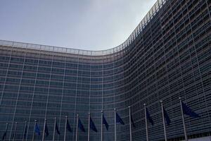 europeo banderas en frente de el berlaymont edificio foto
