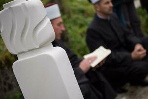 lectura del libro sagrado del corán por el imán en el funeral islámico foto