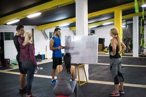 atletas recibiendo instrucciones del entrenador foto