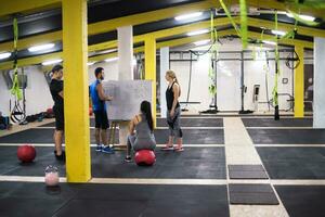 atletas recibiendo instrucciones del entrenador foto