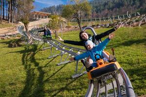 joven madre y hijo conducción alpino portavasos foto