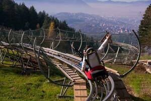 Pareja conducción en alpino portavasos foto