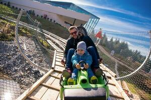 joven padre y hijo conducción alpino portavasos foto