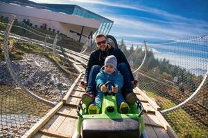 joven padre y hijo conducción alpino portavasos foto