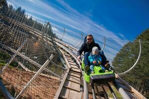 joven padre y hijo conducción alpino portavasos foto