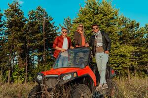 grupo joven contento personas disfrutando hermosa soleado día mientras conducción un apagado la carretera calesa coche en montaña naturaleza foto