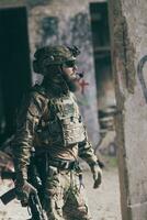 un soldado barbudo con uniforme de fuerzas especiales en una peligrosa acción militar en una peligrosa zona enemiga. enfoque selectivo foto