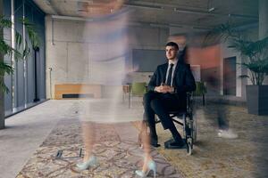 un empresario en un silla de ruedas en un moderno oficina, rodeado por su colegas quien son retratado con borroso movimientos, simbolizando su apoyo y solidaridad como ellos navegar el espacio de trabajo juntos. foto