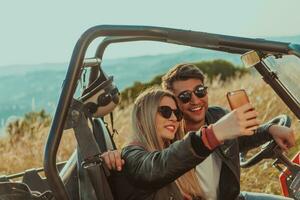 joven contento emocionado Pareja disfrutando hermosa soleado día tomando selfie imagen mientras conducción un apagado la carretera calesa coche en montaña naturaleza foto