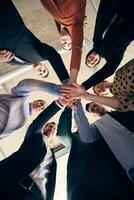 un grupo de empresarios participación manos juntos a simbolizar unidad y fuerza foto