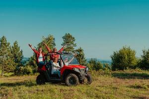 grupo joven contento personas disfrutando hermosa soleado día mientras conducción un apagado la carretera calesa coche en montaña naturaleza foto