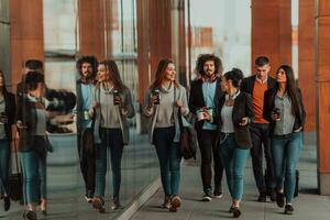 colegas de negocios caminando y hablando en las calles de la ciudad foto