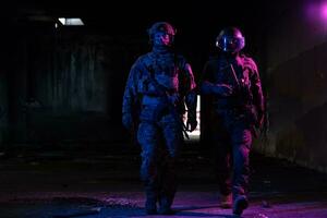 moderno guerra soldados en oscuro con combate munición y armas en el manos de equipado láser monumentos son en batalla orden. mezclado medios de comunicación. foto