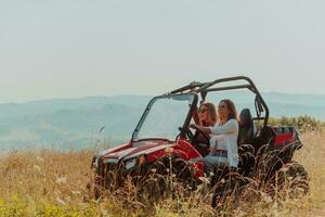 dos joven contento emocionado mujer disfrutando hermosa soleado día mientras conducción un apagado la carretera calesa coche en montaña naturaleza foto