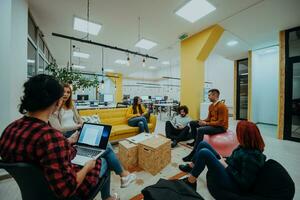 multiétnico grupo de empleados trabajando en un márketing compañía. un grupo de colegas es trabajando en un proyecto en moderno oficinas foto