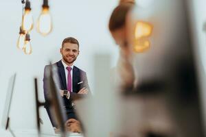 foto retrato de un gerente trabajando en un moderno empresa relación comercial con digital márketing