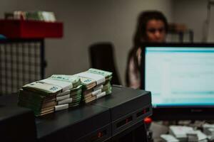 ordenado billetes metido en el mesa después eso es contado en el electrónico dinero contando máquina foto