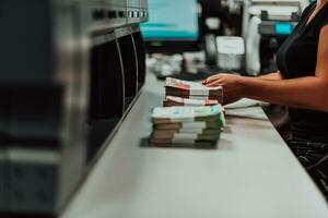 ordenado billetes metido en el mesa después eso es contado en el electrónico dinero contando máquina foto