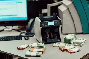 ordenado billetes metido en el mesa después eso es contado en el electrónico dinero contando máquina foto