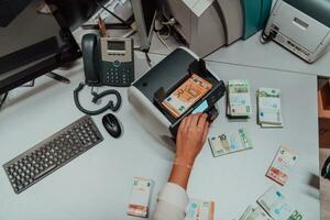 banco empleados utilizando dinero contando máquina mientras clasificación y contando papel billetes dentro banco bóveda. grande cantidades de dinero en el banco foto