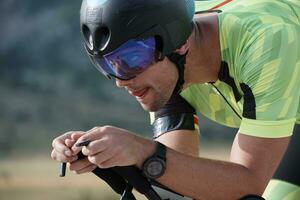 atleta de triatlón montando bicicleta foto