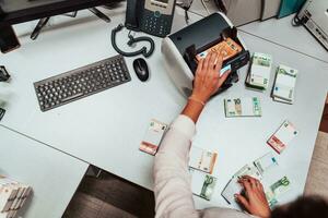 banco empleados utilizando dinero contando máquina mientras clasificación y contando papel billetes dentro banco bóveda. grande cantidades de dinero en el banco foto