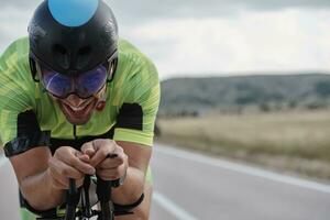 atleta de triatlón montando bicicleta foto