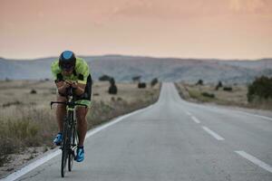 atleta de triatlón montando bicicleta foto