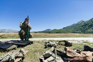 especial operaciones soldados equipo preparando táctico y comunicación engranaje para acción batalla. largo distancia francotirador equipo en comprobación engranaje para acción foto