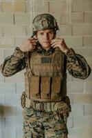 un soldado en uniforme soportes en frente de un Roca pared en lleno guerra engranaje preparando para batalla foto