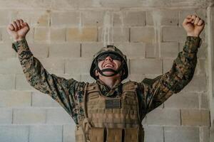 éxito en el guerra campaña. un soldado con elevado manos celebra el exitoso conquista de enemigo territorio foto