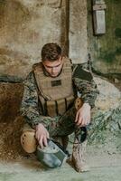 psíquico problemas en soldados el soldado tiene psicológico problemas mientras en el campo de batalla foto