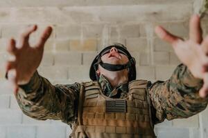 éxito en el guerra campaña. un soldado con elevado manos celebra el exitoso conquista de enemigo territorio foto