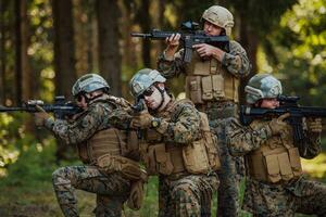 un grupo de moderno guerra soldados es luchando un guerra en peligroso remoto bosque áreas un grupo de soldados es luchando en el enemigo línea con moderno armas el concepto de guerra y militar conflictos foto