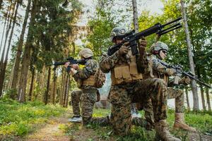 un grupo de moderno guerra soldados es luchando un guerra en peligroso remoto bosque áreas un grupo de soldados es luchando en el enemigo línea con moderno armas el concepto de guerra y militar conflictos foto