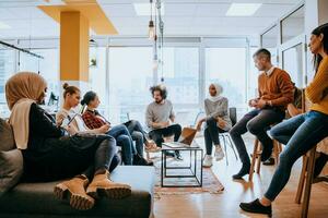 joven diseñador dando algunos nuevo ideas acerca de proyecto a su socios en conferencia habitación. negocio personas que se discute terminado nuevo negocio proyecto en oficina. foto