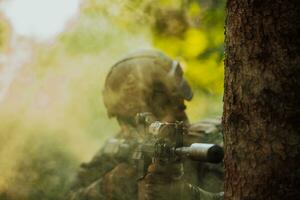 un moderno guerra soldado en guerra deber en denso y peligroso bosque áreas peligroso militar rescate operaciones foto